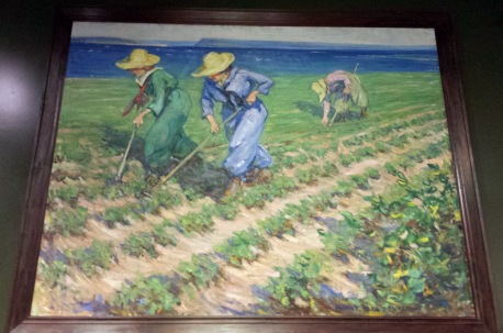 Farm Service Corps farmerettes hoeing the fields