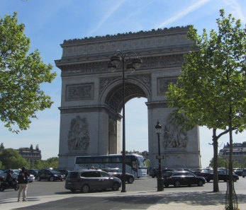 Tomb of the unknown soldier lies under the Arc de triomphe